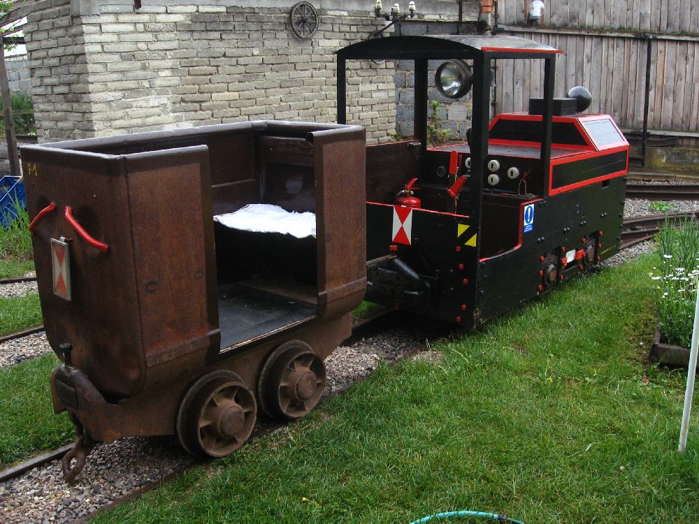 lokomotiva s malým osobním vozem